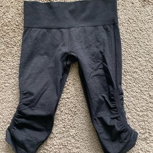 LuLulemon size 8 charcoal gray crop pants